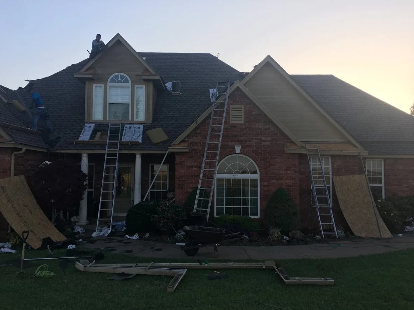 Basey's Roofing business background image